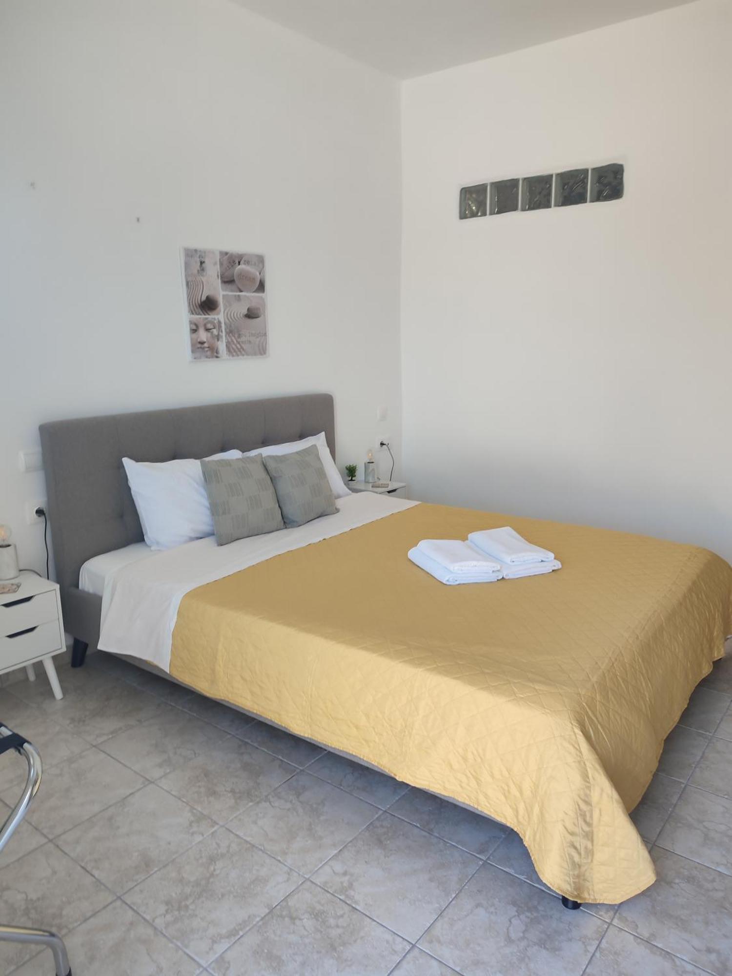 Mia Casaki Naousa (Paros)