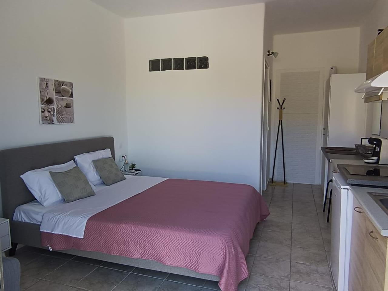 Mia Casaki Naousa (Paros)